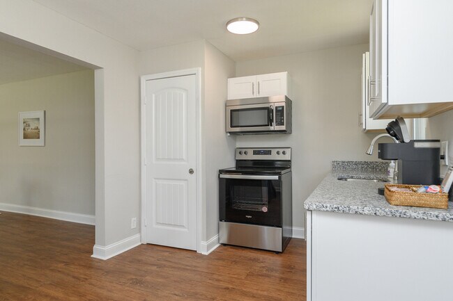 Building Photo - 13 Gilbert Ct. - NEWLY RENOVATED 2 bedroom...