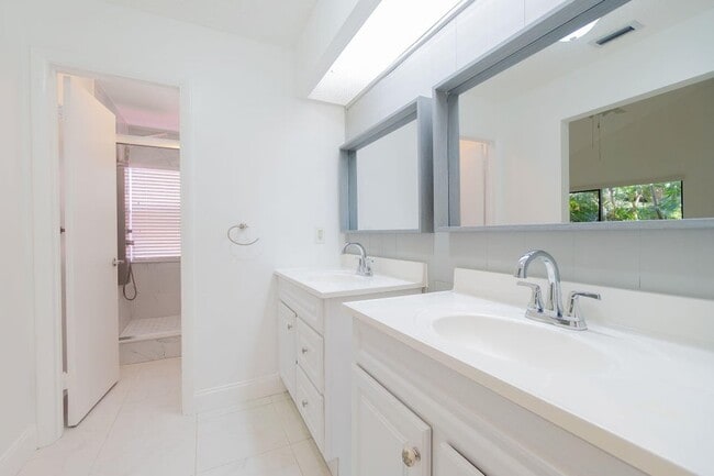 Foto del edificio - 6090 Aloma Ln