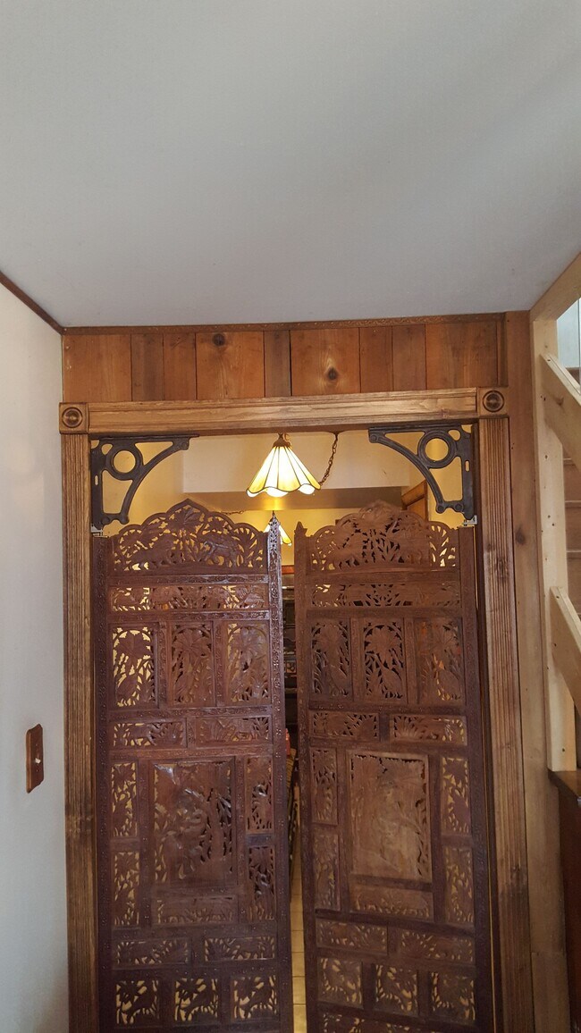 Entrada - 9 E Hill Rd