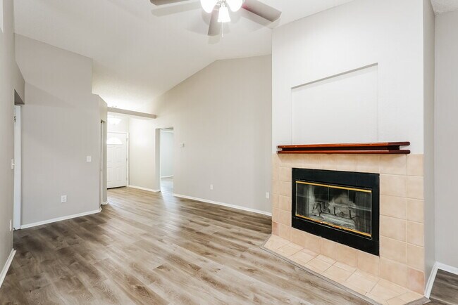 Foto del edificio - 914 Axlewood Cir