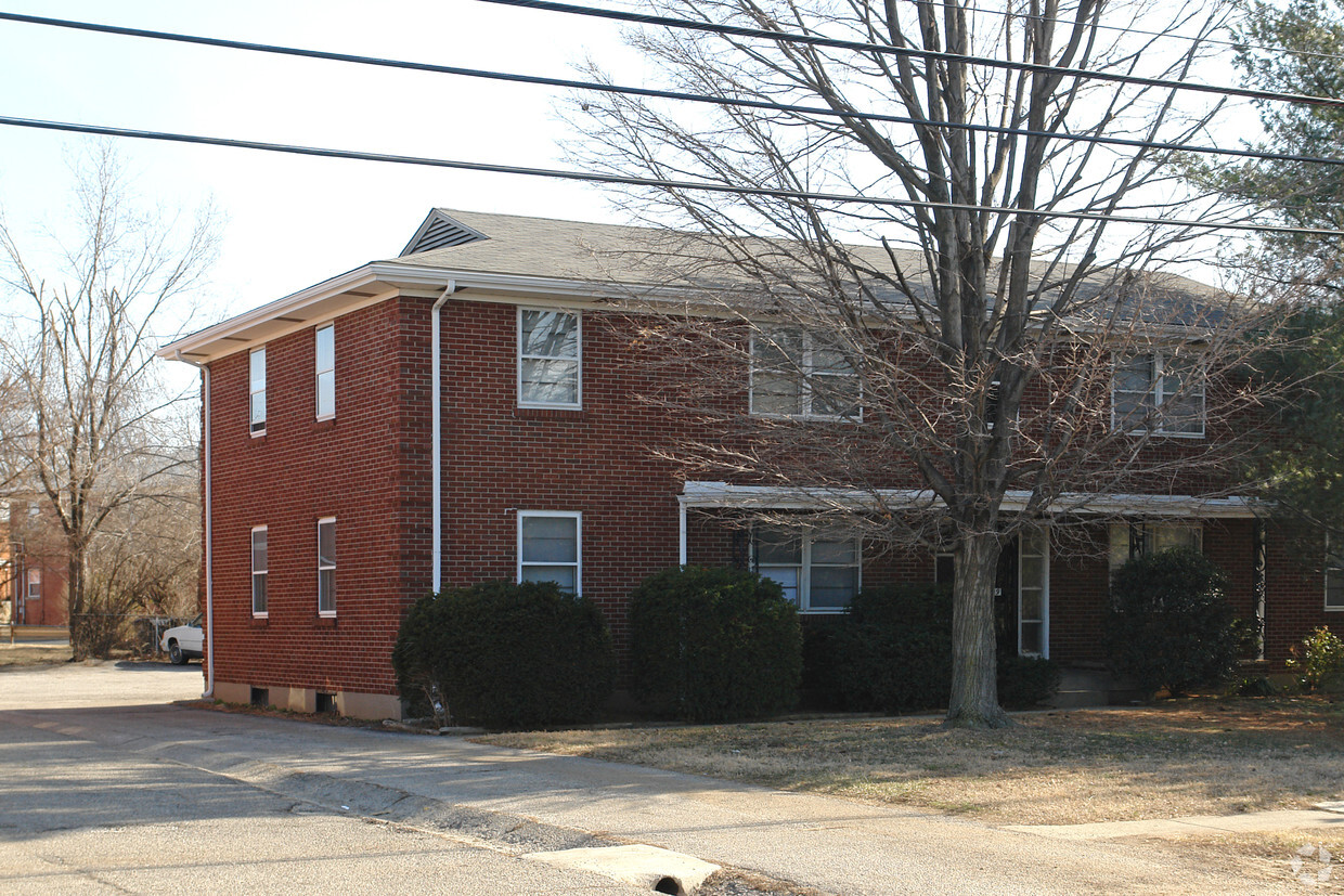 building blcoked by trees - 3109 Hunsinger Ln