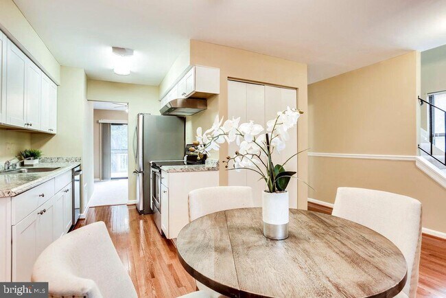 Foto del edificio - 939 Barton Oaks Pl