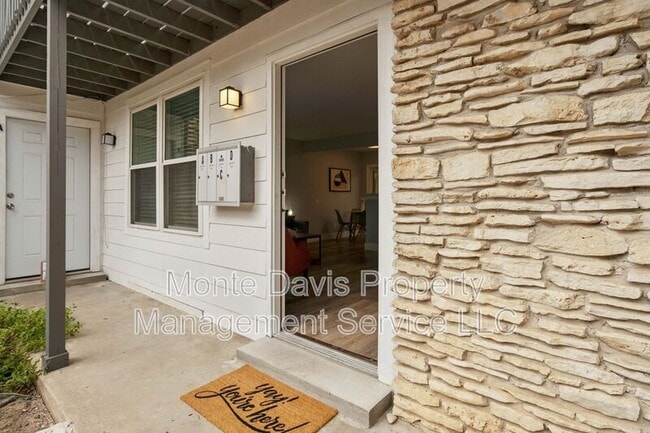 Building Photo - 2504 Manor Cir