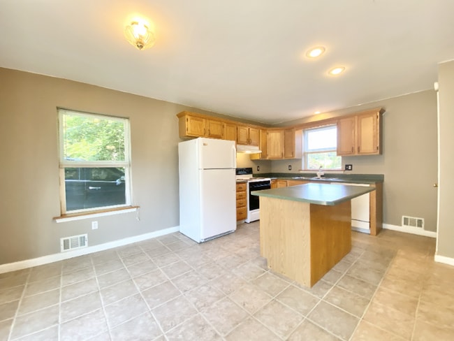 Building Photo - 1001 Bloom St