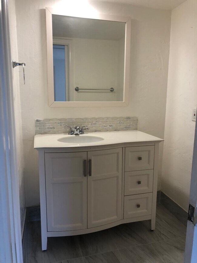 Foto del edificio - 6884 N Kendall Dr