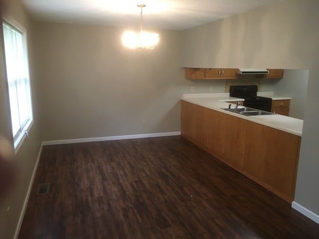 Building Photo - 745 Bradley Dr