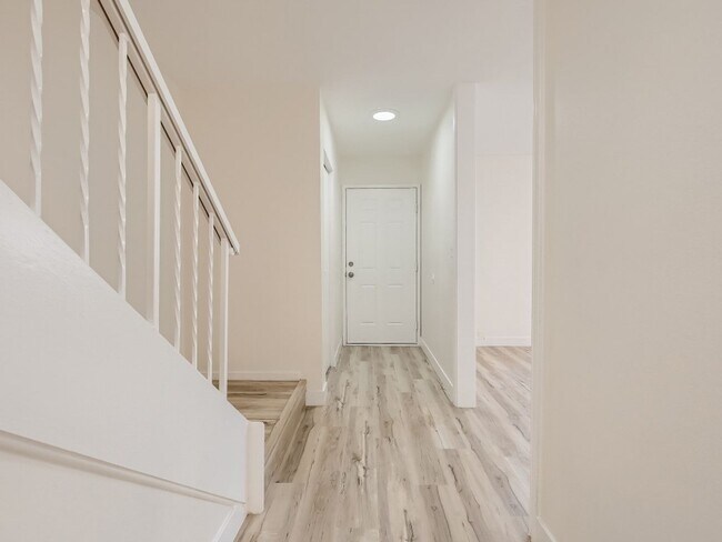 Building Photo - Beautiful Las Vegas Country Club townhome