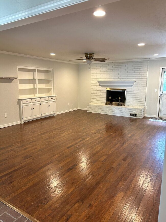Foto del edificio - AVAILABLE SEPTEMBER 10TH Charming 4 bed 2....