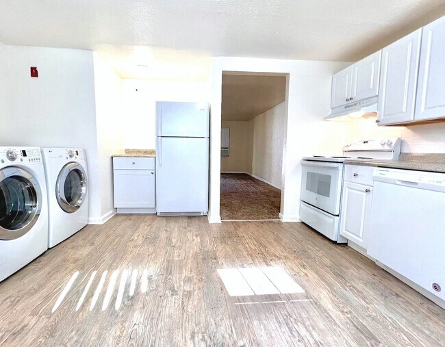 Foto del edificio - 8101-8195 W 9th Ave
