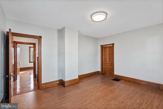 Building Photo - 923 N Main St