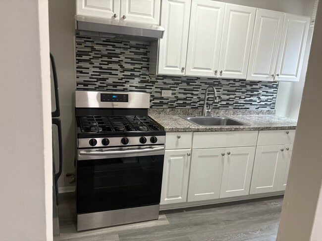 Building Photo - 2416 W Franklin St