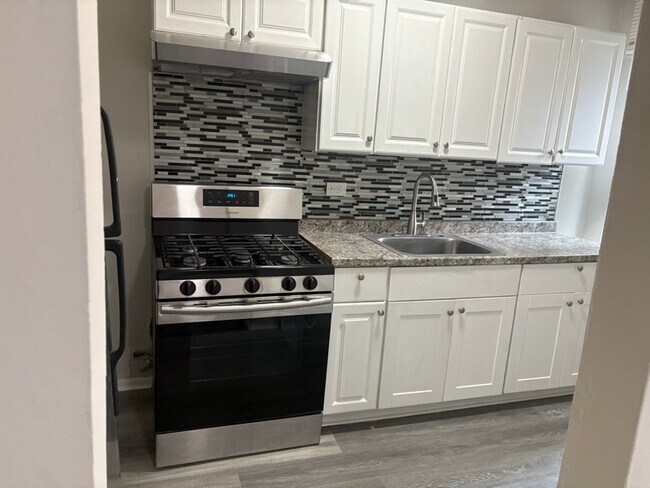 Foto del edificio - 2416 W Franklin St