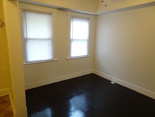 Foto del edificio - 3 Bedroom 1.5 Bath Townhouse  w/ parking at the NOMA Metro Station