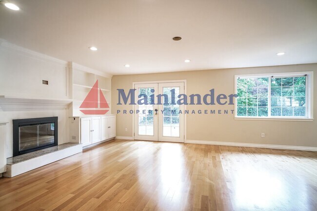Building Photo - Welcome to this Charming 3-Bedroom, 2-Bath...