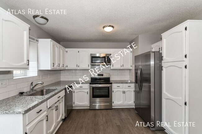 Building Photo - 2 WEEKS FREE RENT IF MOVED IN BY 8/31! Ama...