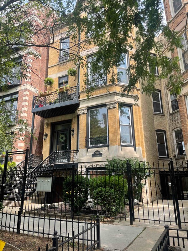 Primary Photo - 908 W Roscoe St