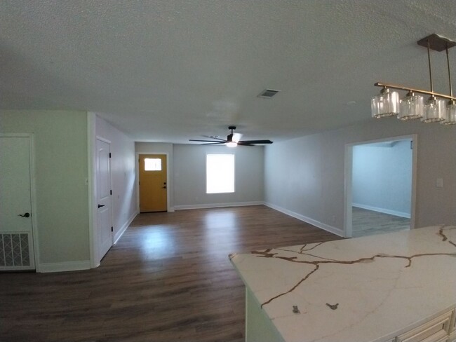Building Photo - 413 Parkview Ave