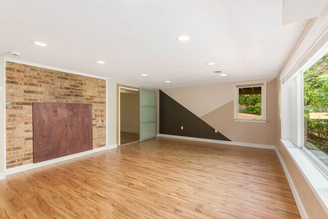 Foto del edificio - Completely Remodeled Kenmore Home with Two...