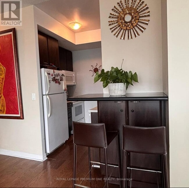 Building Photo - 220 Burnhamthorpe Rd W