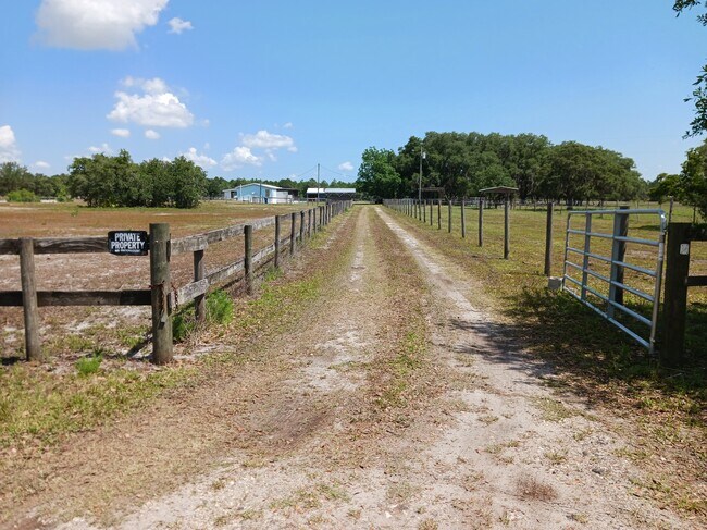 Foto del edificio - 11060 Revell Rd