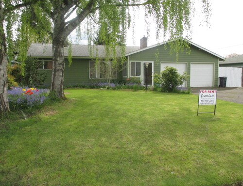 Primary Photo - 300 Apple Blossom Ave N