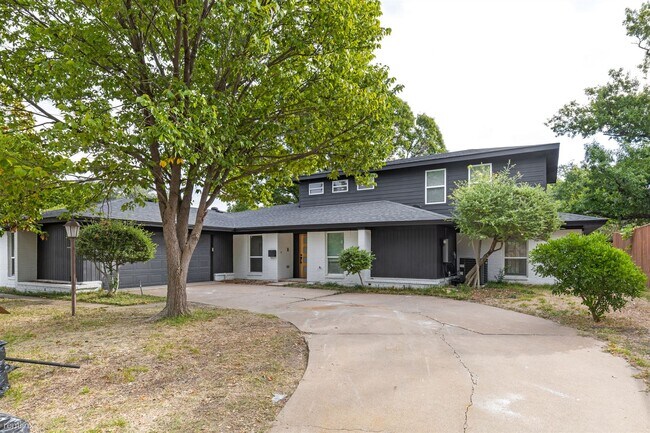 Building Photo - 4 br, 3 bath House - 15655 Regal Hill Circle