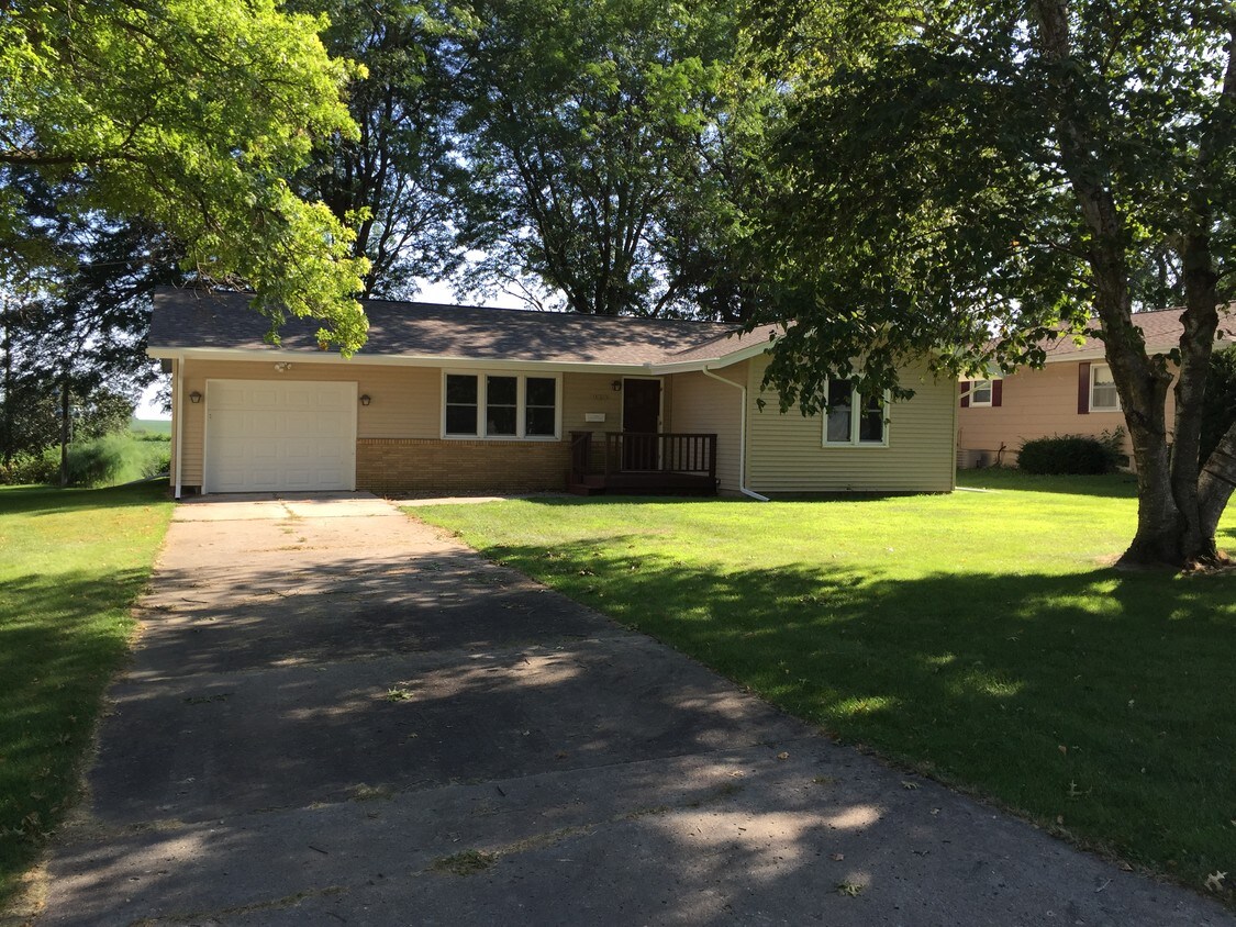 913 Gray St, Aplington, IA 50604 House Rental in Aplington, IA