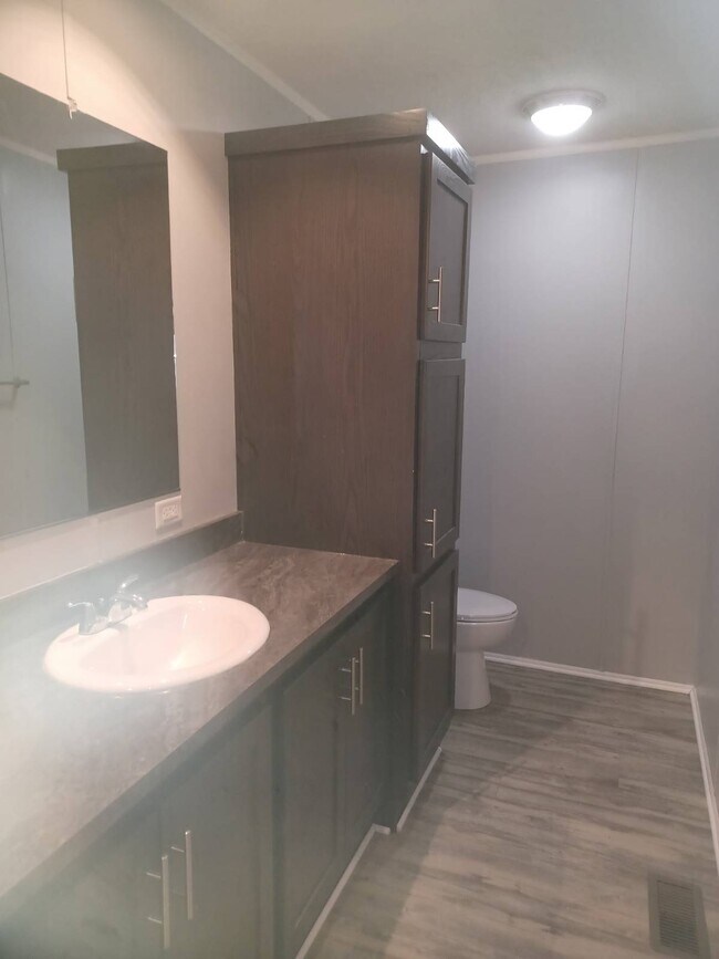 Building Photo - 1214 Roseport Rd