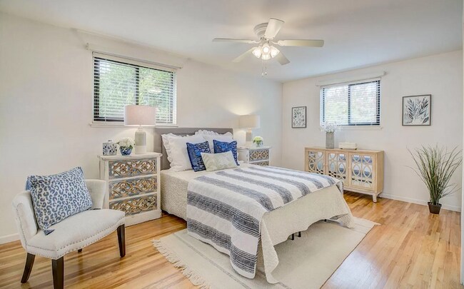 Light filled master bedoom - 4406 Alderwood Way