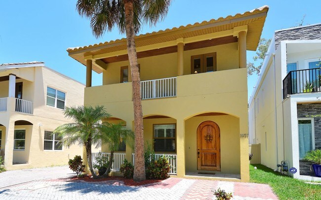 House w/Neighbors - 1657 9th St