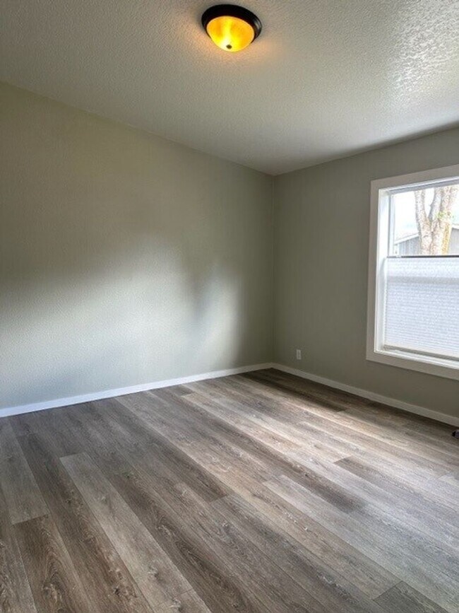 Foto del edificio - FREE RENT AND $1,000 SECURITY DEPOSIT - Single Level Updated Home w/ Spacious Yard and Loads of S...