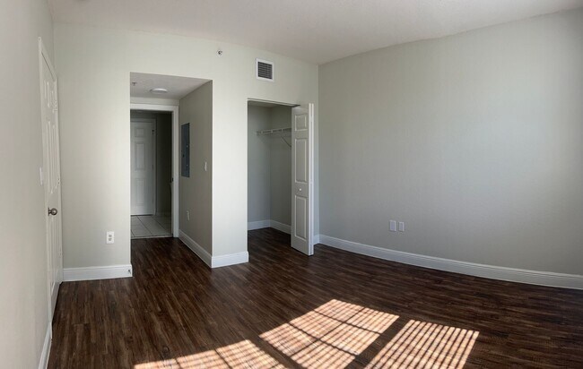 Foto del edificio - LARGEST 2 BEDROOM APT CORAL SPRINGS  Rustic Reclaimed Oak Wood Like Flooring