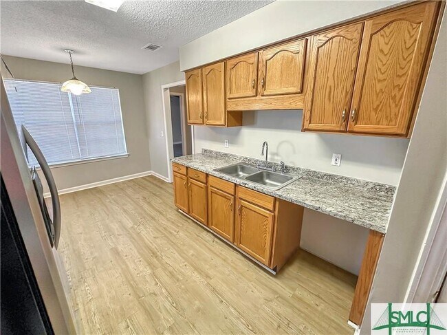 Building Photo - 212 Woodbury Ln