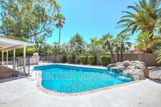 Building Photo - 1033 W Madero Ave