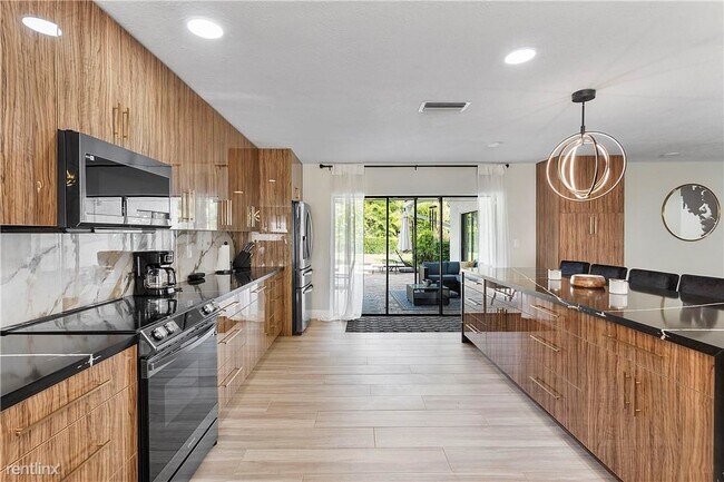 Foto del edificio - 5 br, 3 bath House - 4160 NW 100th Ave