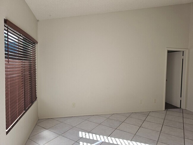 Building Photo - Cute Cimarron Bungalow!