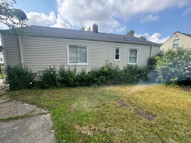 Foto del edificio - Single Family Home 3 beds 1 bath Available...