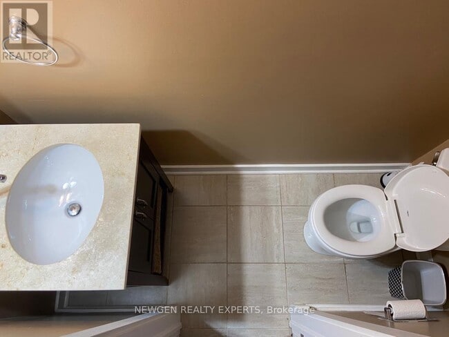 Building Photo - 146 Fanshawe Dr