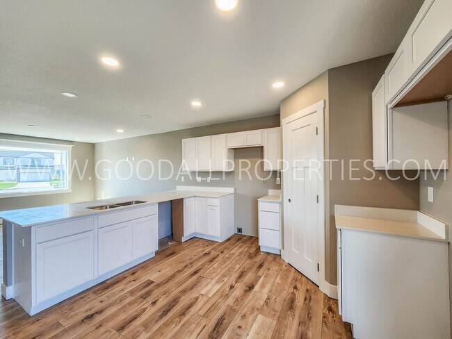 Foto del edificio - 6 Bedroom 4 bathroom two story home in Waukee