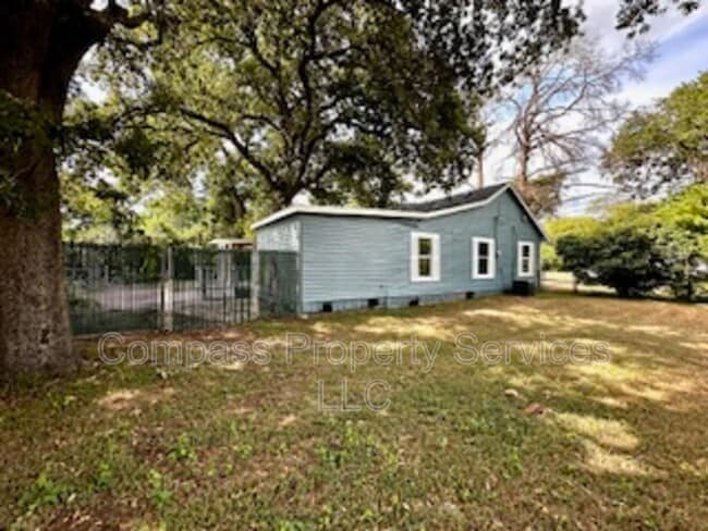 Building Photo - 300 N Oak Dr