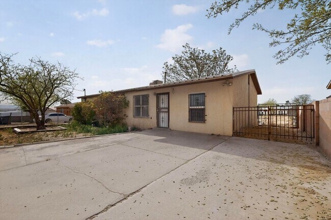 Foto del edificio - Rural South Valley 4 Bedroom  1.75 Bath 1256/sf
