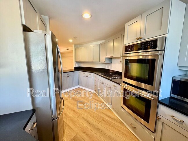 Building Photo - 9039 NE Juanita Dr
