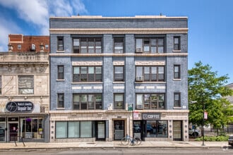 Building Photo - 944 W Montrose Ave