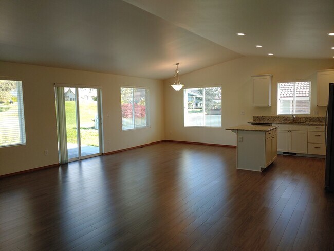 Building Photo - Golf Course View Home in Useless Bay!