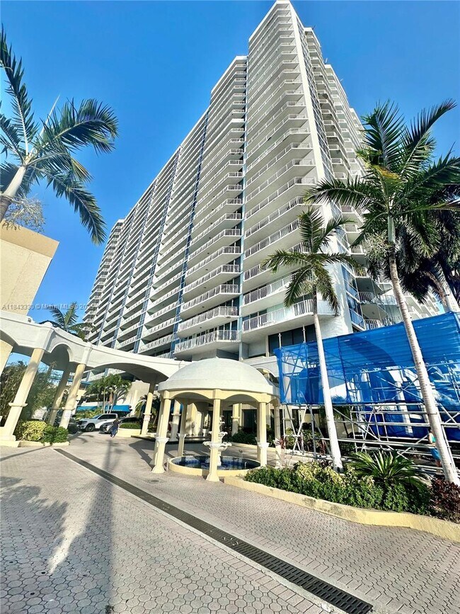 Foto del edificio - 7601 E Treasure Dr