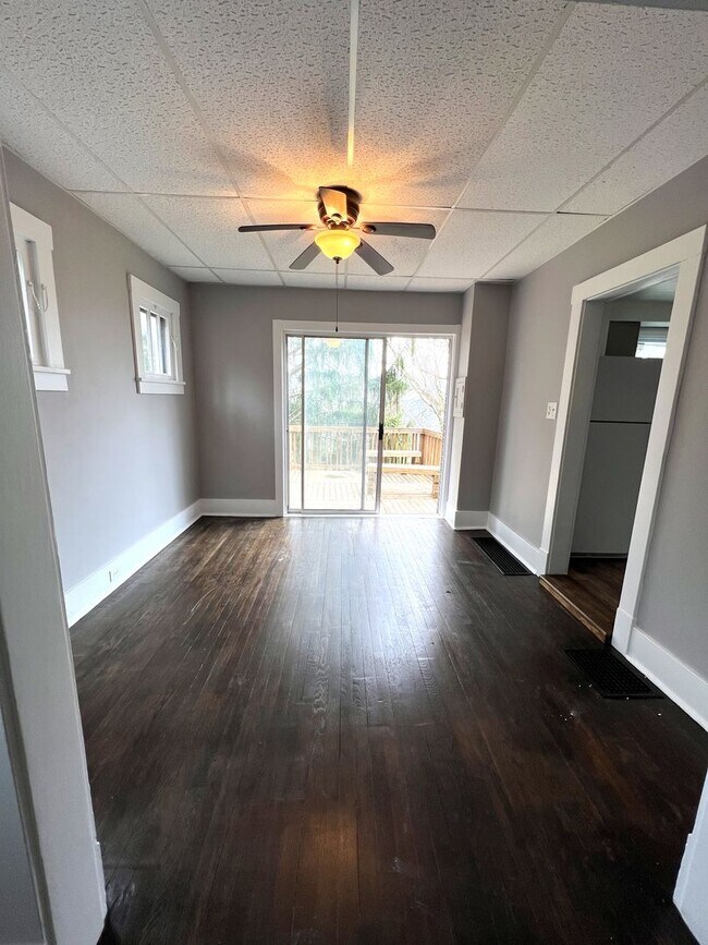 Foto del edificio - Charming 3 Bed, 1 Bath Home on a Quiet Street in Crafton Heights - Available 7/1!