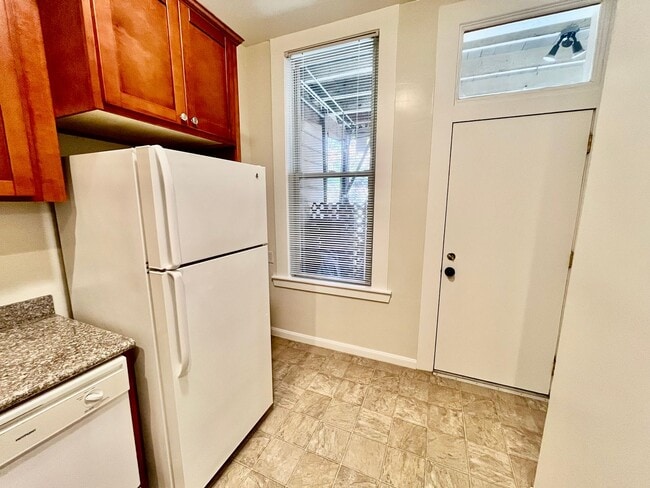 Building Photo - 530 Shrader St