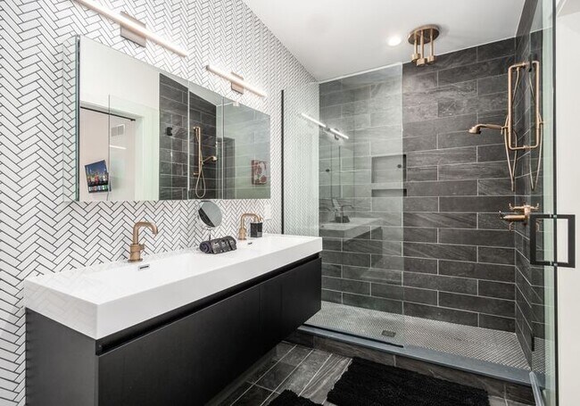 Shower - 460 South Ln