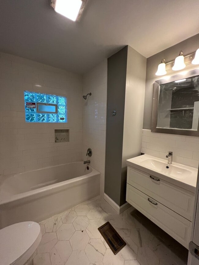 Foto del edificio - 3 bedroom/1 bath house