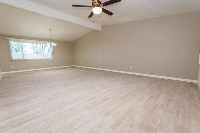 Foto del edificio - Updated 3 Bedrooms Home with Central A/C!!
